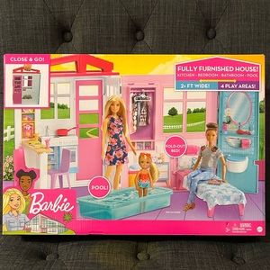 NEW Barbie Glam Getaway House Fold-up playset